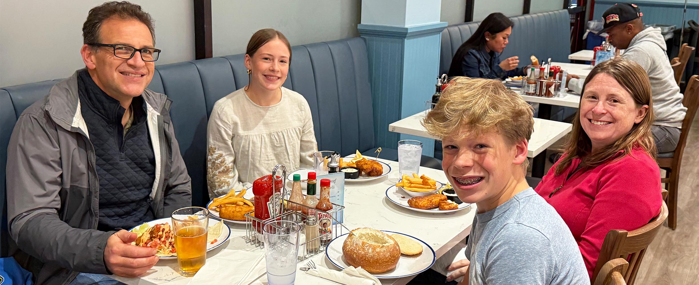 Families usuallu come on the weekend, it's a great opportunity for the whole family to enjoy the freshest and highest quality seafood in the area.